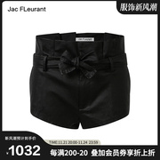 jacfleurant23秋冬圣诞胶囊系列黑色，百褶腰蝴蝶结皮短裤