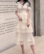 春夏法式复古小众，蕾丝v领米白色，短袖百褶修身连衣裙长裙