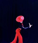 红色花腰斗笠帽子傣族，少数民族舞蹈表演舞台，服饰傣族花腰姑娘舞蹈