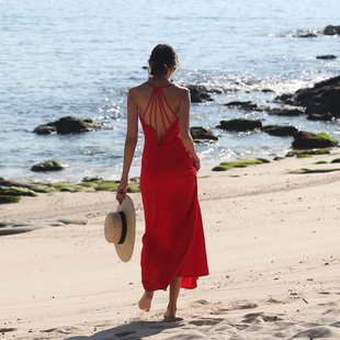 挂脖露背红色连衣裙夏季2023雪纺，度假海边吊带高级感沙滩长裙