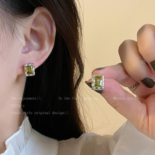 清冷少女苹果绿几何方形锆石耳钉，小众设计感高级耳环简约网红耳饰