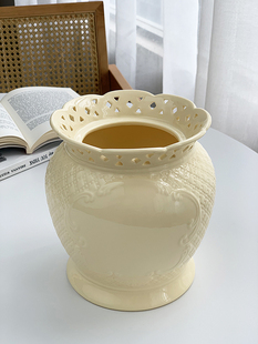 安木良品外贸原单法式ins奶黄色，精致镂空浮雕陶瓷罐摆件插花瓶