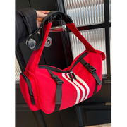 红色包包女2024时尚运动瑜伽健身包短途旅行大容量单肩斜挎包