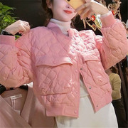 chic洋气小个子粉色菱格外套，冬季设计感拼接口袋百搭圆领短款棉服