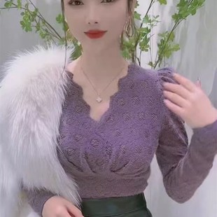 紫色v领蕾丝衫秋冬加q绒女装洋派内搭打底衫，今年流行漂亮小衫