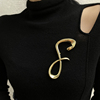 欧美夸张高级感金属设计8字造型大胸针ins潮，个性外套别针大衣配饰