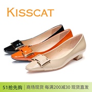 KISSCAT接吻猫2024搭扣款浅口亮漆牛皮低跟女单鞋KA43503-12