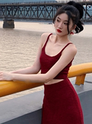 2023年夏装高级感气质名媛吊带裙子，两件套红色针织半身裙套装