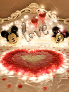 玫瑰花瓣生日场景布置浪漫结婚房，情人节惊喜表白求婚房间床上装饰