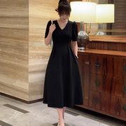 赫本风法式黑色针织连衣裙子女装，夏季2024垂坠高级感v领长裙