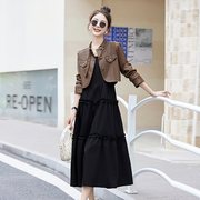 黑色吊带连衣裙2023春秋季设计感欧美气质，显瘦皮衣长袖套装裙
