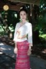 纳景傣傣族女装傣泐风格，白色交领上衣粉红色筒裙套装