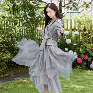 xg雪歌创意网纱拼接长袖连衣裙，2023秋季浅灰色，不规则西装裙女