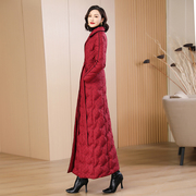 深红色羽绒服女高级感时尚，高端2023冬季白鸭绒(白鸭绒)保暖超长款6191