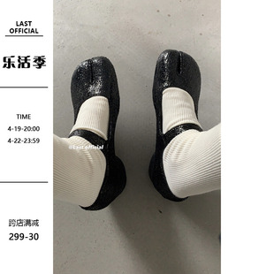 Last Official 2023秋冬复古裂纹粗跟一字扣带分趾猪蹄单鞋女