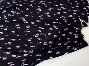 柔软弹力垂坠黑底紫色小碎花，加厚雪纺褶皱百褶面料春夏裙子布料