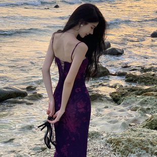 紫色碎花御姐气质包臀显瘦度假风，海边沙滩裙抹胸吊带连衣裙女夏季