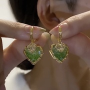 轻奢时尚绿色水晶爱心耳环女2023年潮气质高级感超闪银针耳饰