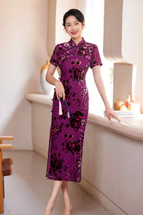 2023年春夏改良旗袍，短袖女妈妈丝绒新中式，长款紫色复古收腰