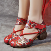 高档女红色休闲凉鞋时尚民族风夏季猪皮压花粗跟软底包头女鞋