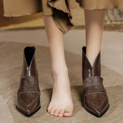 棕色靴子女英伦风复古粗跟马丁靴冬季尖头v口加绒羊皮高跟短靴3cm