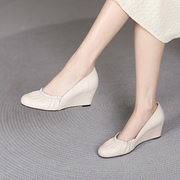 羊皮坡跟单鞋女2024春圆头浅口红色，婚鞋6cm米白色软皮真皮鞋