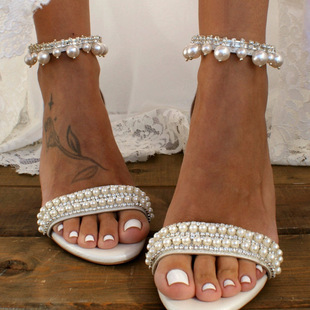 2022年外贸时尚年会宴会时装白色，珍珠高跟鞋露趾一字带中跟凉鞋女