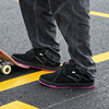 极路客蚁系列黑粉色秋冬牛反毛皮男女低帮耐磨减震专业滑板鞋