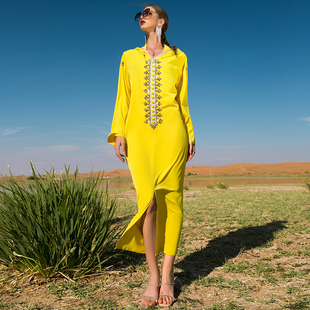 亮黄色手缝钻拼接金织带(金织带)中东摩洛哥女装，迪拜连帽连衣裙包扣连衣裙