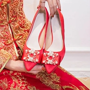 珍珠婚鞋女粗跟单鞋尖头红色气质新娘鞋大码浅口女鞋一脚蹬瓢鞋子