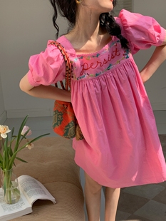 bettychow有机棉麻粉色刺绣，娃娃连衣裙方领泡泡，袖可爱百搭中长裙