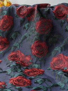 暗蓝底红玫瑰优雅复古女装连衣裙包花面料，微弹礼服衬衣花束装饰布