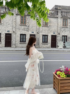 超仙唯美度假风吊带连衣裙女2023夏季显瘦设计感白色仙女印花纱裙