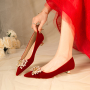 新娘鞋红色婚鞋女高级感低跟2024订婚秀禾婚纱两穿孕妇不累脚