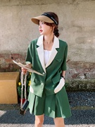 绿色薄款短袖小西装，套装女夏季2023时尚炸街百褶半身裙两件套