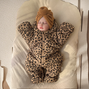 新生儿0一3月婴儿秋冬装，棉服带帽连体衣，6月男女宝宝外出爬服包脚