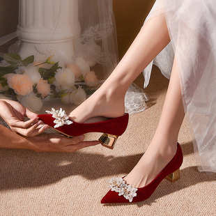 红色结婚鞋子女，2023年秋冬季新娘高跟鞋中式秀禾服粗跟不累脚