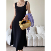 高货司南经典法式赫本小黑裙，气质方领宽肩带显瘦针织连衣裙