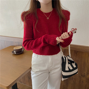 配牛仔裤的上衣女垫肩泡泡袖网红设计感短款高腰红色针织毛衣
