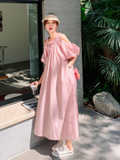 粉色挂脖露肩连衣裙女2024夏季法式泡泡袖设计感宽松减龄超仙长裙