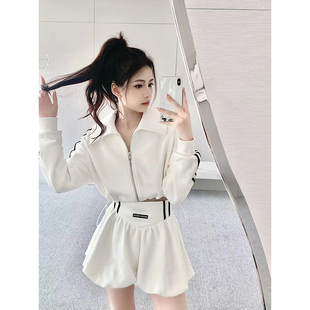 MasionWester女秋冬系列白色运动抽绳短外套&花苞短裤套装