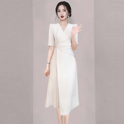 法式女神范白色百褶连衣裙高端精致夏季高级感职业风不规则中长裙