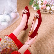 红色婚鞋2022年法式高级主婚纱，新娘鞋尖头，粗跟绒面低跟单鞋女3cm
