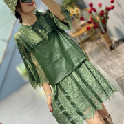 大码女装水溶蕾丝连衣裙墨绿色2024时尚拼接羊皮吊带两件套裙