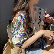 批发夏季女装韩版设计感蕾丝拼接衬衣，宽松复古v领碎花衬衫潮