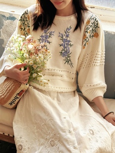 法式设计感短款针织衫，外套春季气质圆领复古毛衣，白色绣花线衫