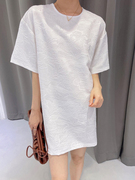 白色直筒连衣裙女夏季圆领短袖，宽松显瘦简约气质立体浮雕裙子