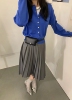 韩国气质学院风显瘦高级显白宝蓝羊毛针织开衫，配灰色百褶半裙
