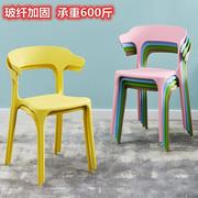 塑料靠背椅加厚牛角椅时尚成人家用网红约餐桌椅子独立站