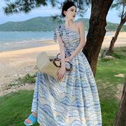 今年流行漂亮裙子夏季挂脖露肩法式长裙海边度假油画连衣裙女